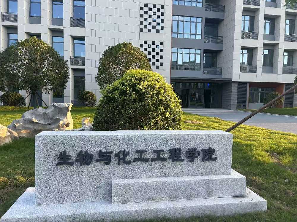 彝良县扬州职业大学体育场高杆灯项目